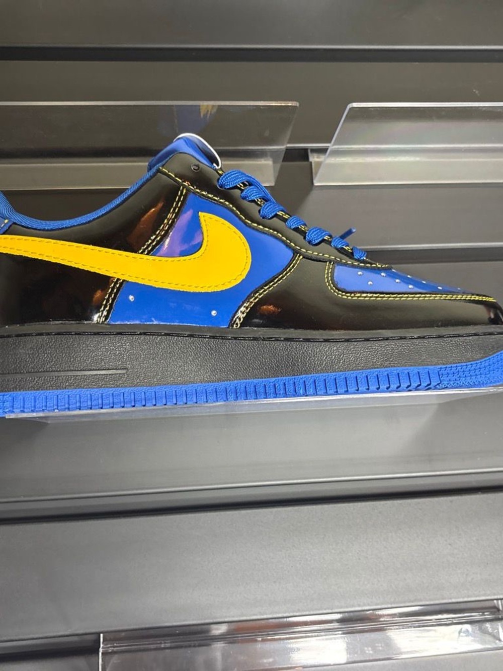 Nike Low-Top Sneaker in Black, Blue & Yellow